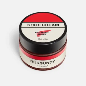Burgunderfarbene Schuhcreme – Produkt für die Schuhpflege – Schuhpflege