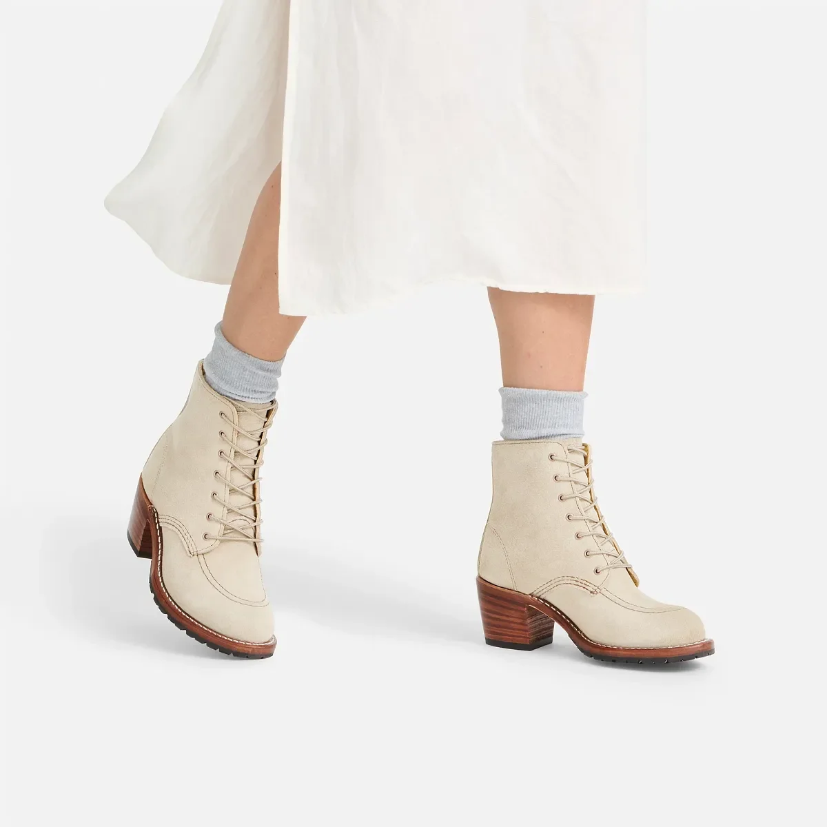 Clara Damenstiefel mit Absatz aus „White Sand“-Mohave-Leder