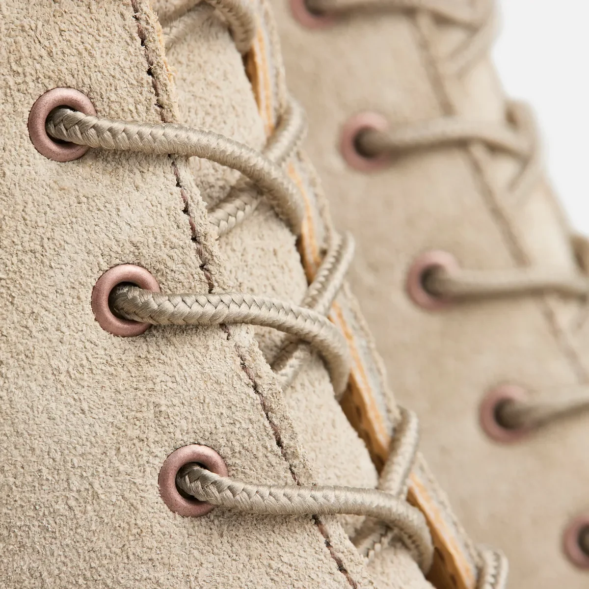 Clara Damenstiefel mit Absatz aus „White Sand“-Mohave-Leder