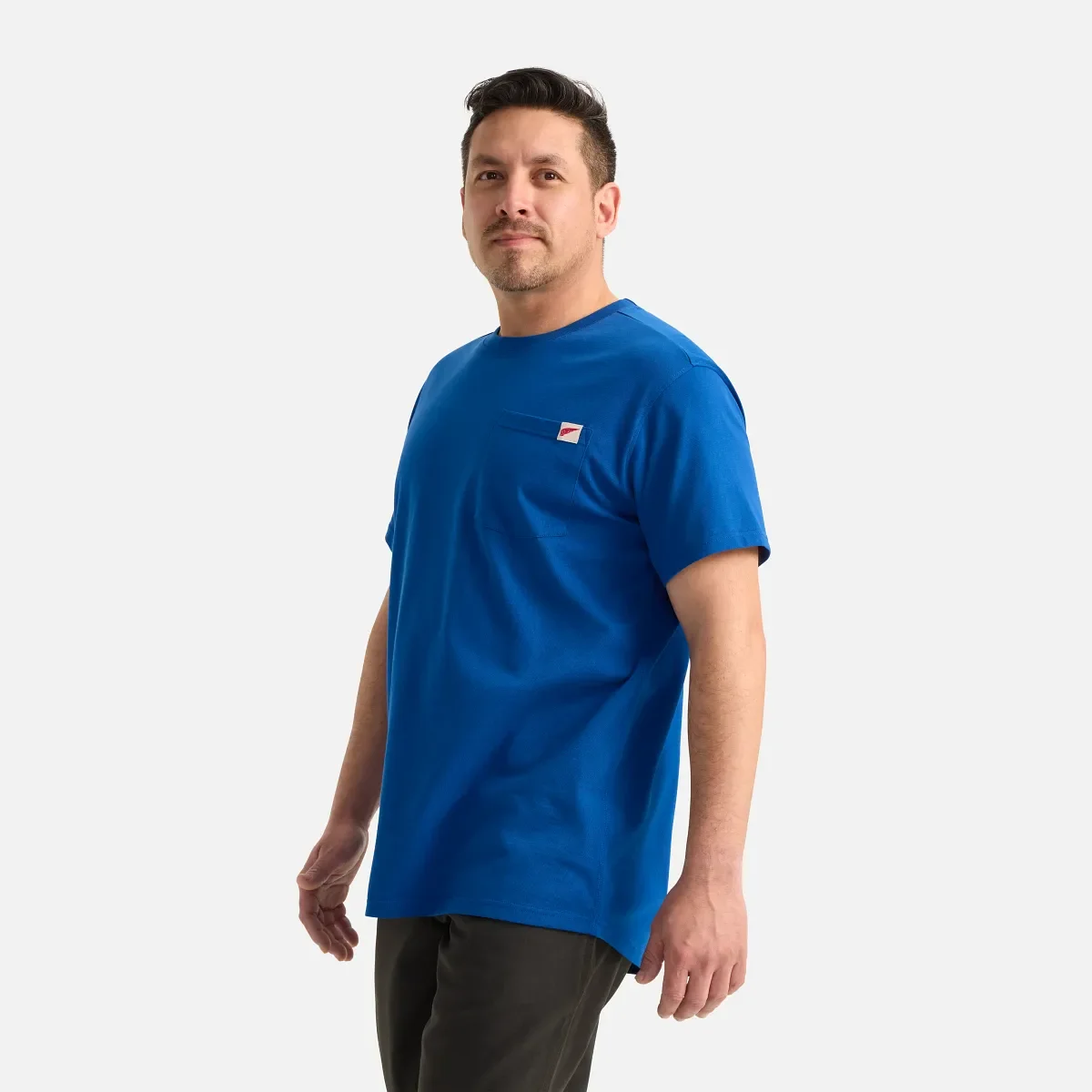 Kurzarm-T-Shirt mit Brusttasche – Herren-T-Shirt mit kurzen Ärmeln in Tiefblau